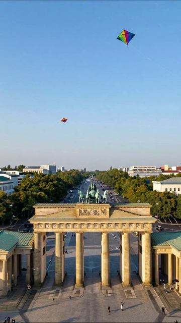 Запуск воздушных змеев у Бранденбургских ворот #Берлин #воздушныезмеи #пейзаж
