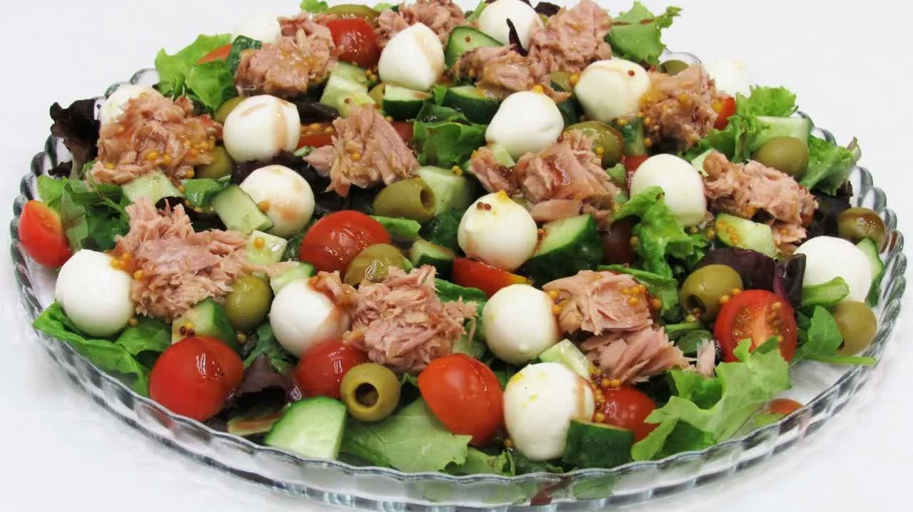 ЭТОТ САЛАТ на ЛЮБОЙ ПРАЗДНИК! Съедят в первую очередь готовится проще простого - Рецепты салатов