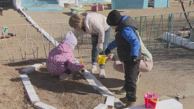 Ребята из детсада №66 в Чите «натворили» красоту в субботник