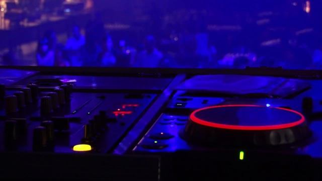 Иду пою что вижу, и что не вижу тоже пою.