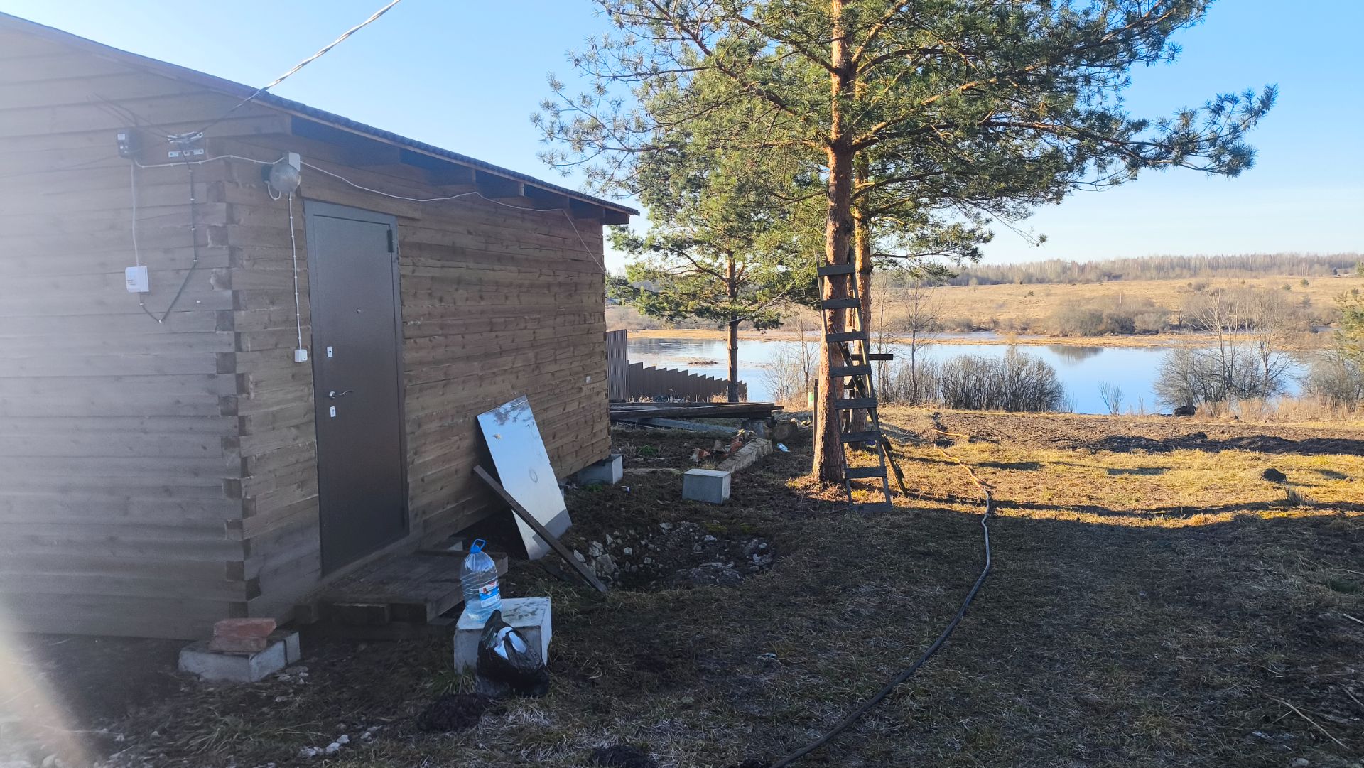 Участок с берегом реки Луга