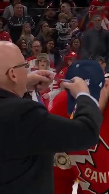 Sam Bennett receives his #4nations medal!