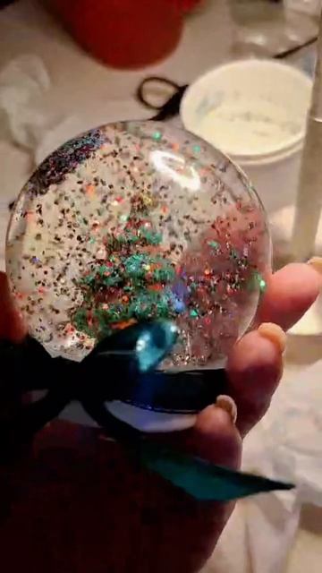 Шарик со снегом внутри. Выездной мастер-класс от студии Задело в Санкт-Петербурге