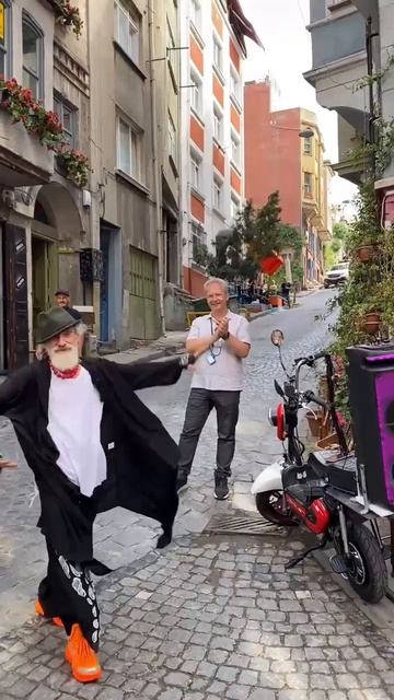 Дедуля красавчик . Дожить бы до такого возраста