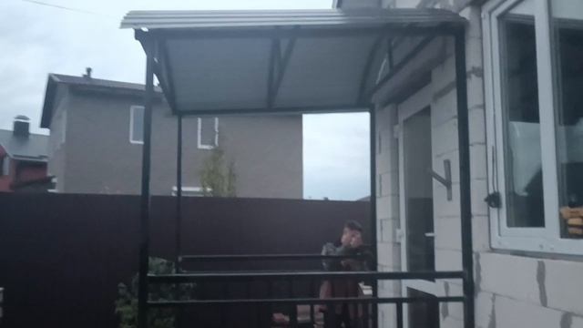 навес и перила у входа