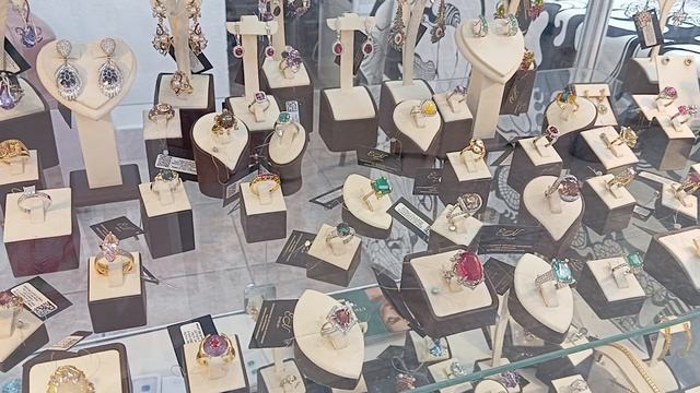 Ассортимент выставки в апреле.