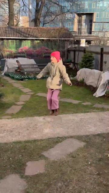 Я попрыгала на скакалке 14 раз.