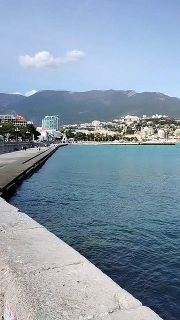 г. Ялта. Набережная. Море шумит. апрель 2026 год.