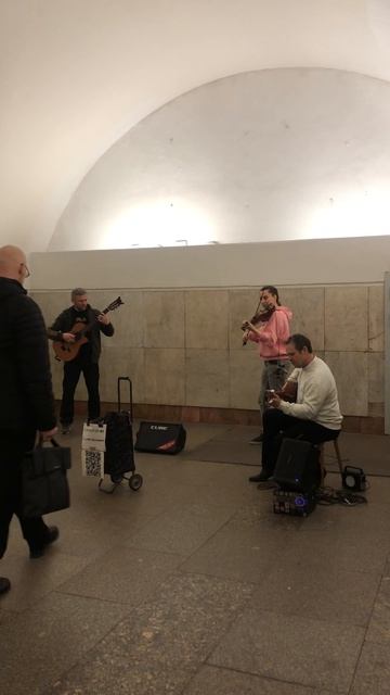 Отчего так в России берёзы шумят? Отчего белоствольные всё понимают? Скрипка и две гитары в метро