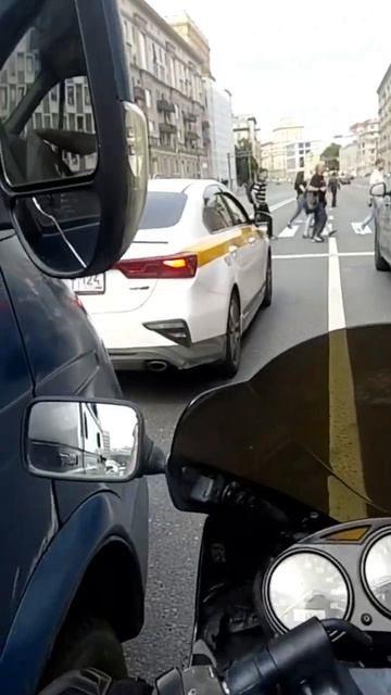 Переходный пешеход _ тесно-узко Moscow Moto Msk москва мото Suzuki Shorts