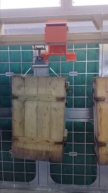 Подвесной конвейер и деревянные ящики