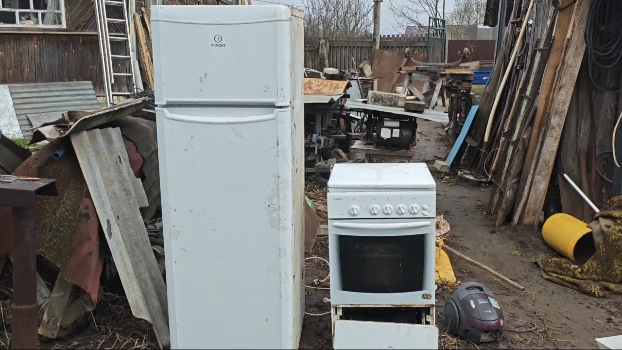 бытовая техника в чермет  холодильник инденитгазовая плита Гефестпылесос лж люстры.