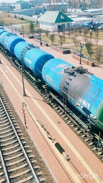 Рельсы рельсы шпалы шпалы едет поезд запоздалый.