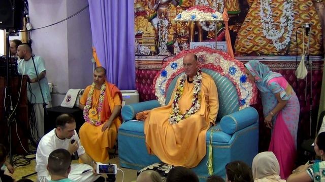 4 - 14.05.16.Подношения учеников ЕС ИДС на Вьясапудже - 1ч.