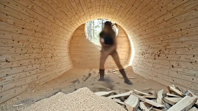 Девушка построила лесное желище