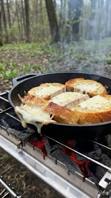 То самое что исчезает первым за столом