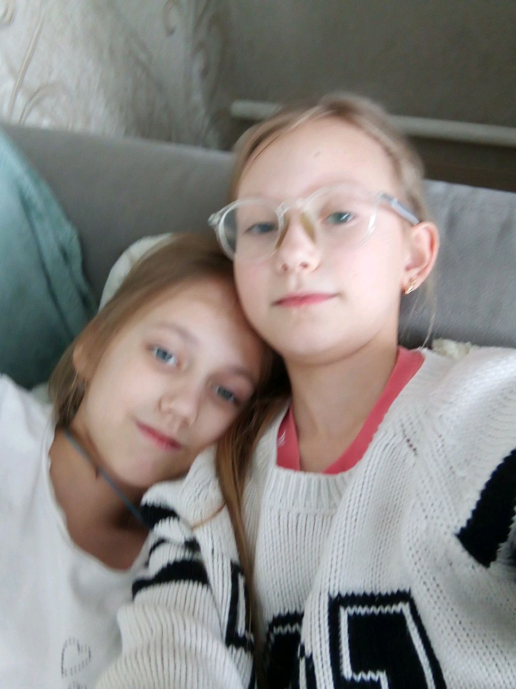 кто выше прыгнет. я со своей сестрой