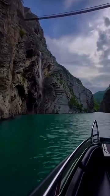 Исследуйте Сулакский каньон с воды