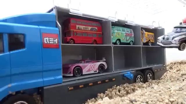 Мультики машинки для детей. Большой синий грузовик и 13 маленьких машинок.