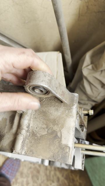 как не надо. сайлентблок установленный дебилом