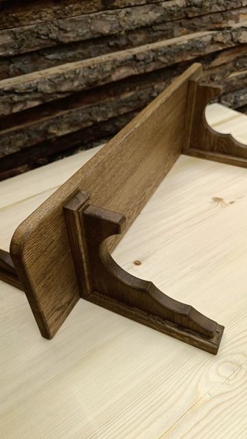 Настенные полки из дуба уехали в Санкт-Петербург.