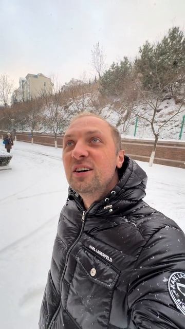 у нас тоже снег валит