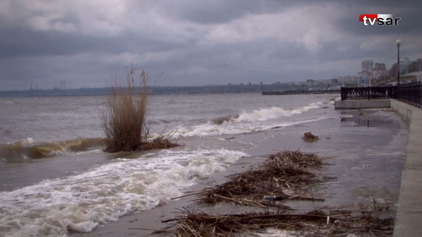 В Саратове большая вода размыла новый городской пляж на набережной