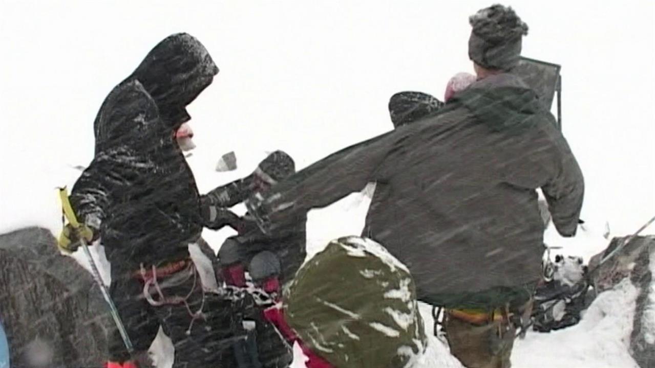 В горах Бурятии ищут туристов попавших под лавину