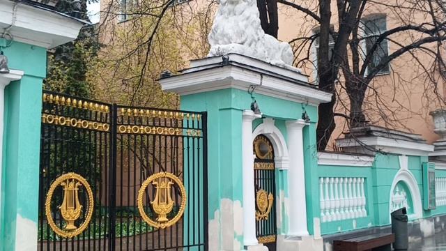 Прогулки по Москве. Решила переждать дождь и пообедать в столовой усадьбы Коншиной. Дом учёных.и