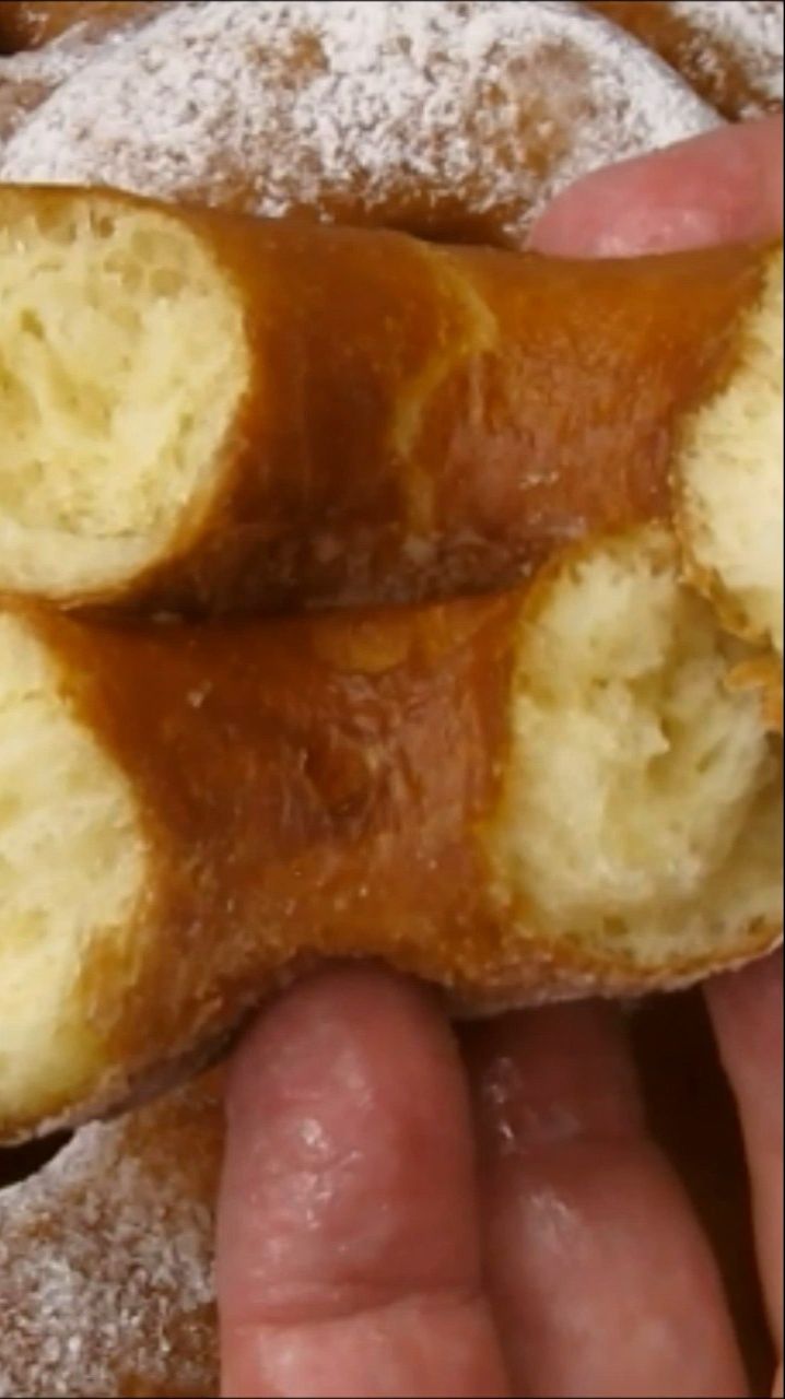 Пончики! Его кусаешь и глаза закрываешь. Тесто просто пух. Они чудо! Сколько не делай...улетают.