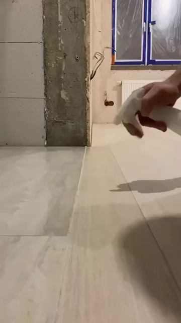 Стык в проеме 

Порядок действий для создания красивого стыка плитки и ламината из герметика