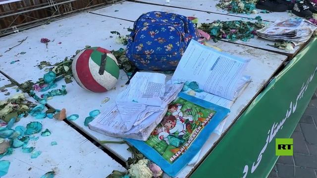 عرض حقائب وأحذية لضحايا مدرسة للبنات في ميناب في ساحة ولي العصر بطهران