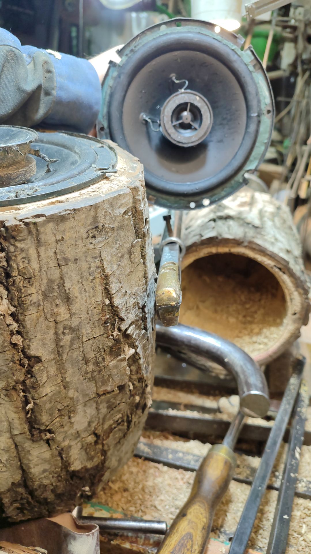 Простой и безопасный резец для выборки чаш да и снаружи он работает.