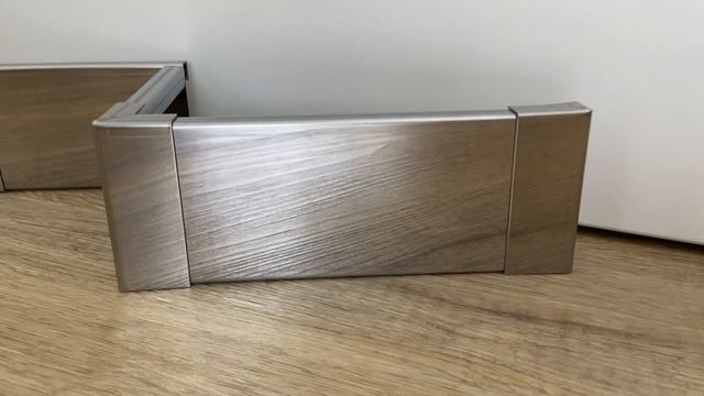 Плинтус из нержавеющей стали 430 с кабель каналом на клипсе полированный