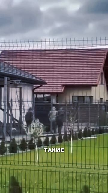 ТЦК грубо стянули мужчину с крыши и увезли.