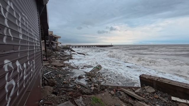 Шторм на Чёрном море в Сочи