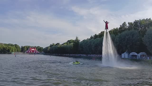 Скрипачка над водой
