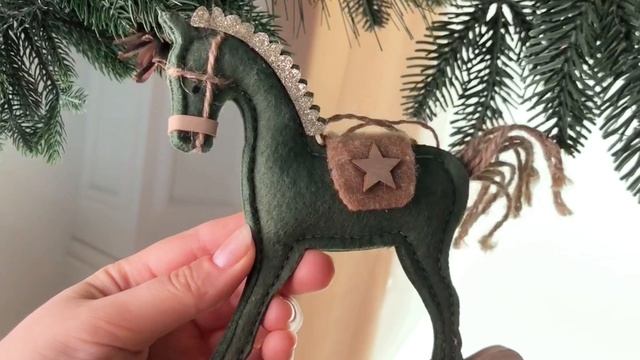 Ёлочная игрушка ЛОШАДКА-КАЧАЛКА АЛЛЕН зеленая дерево текстиль 15 см GR9121280-1