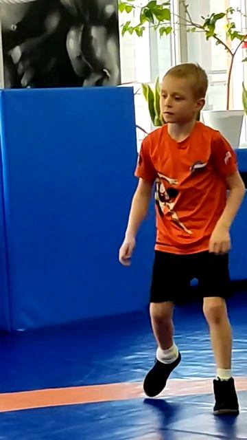 Активная тренировка по борьбе юных борцов.