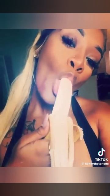 Девушки из TikTok с самым длинным языком в мире!