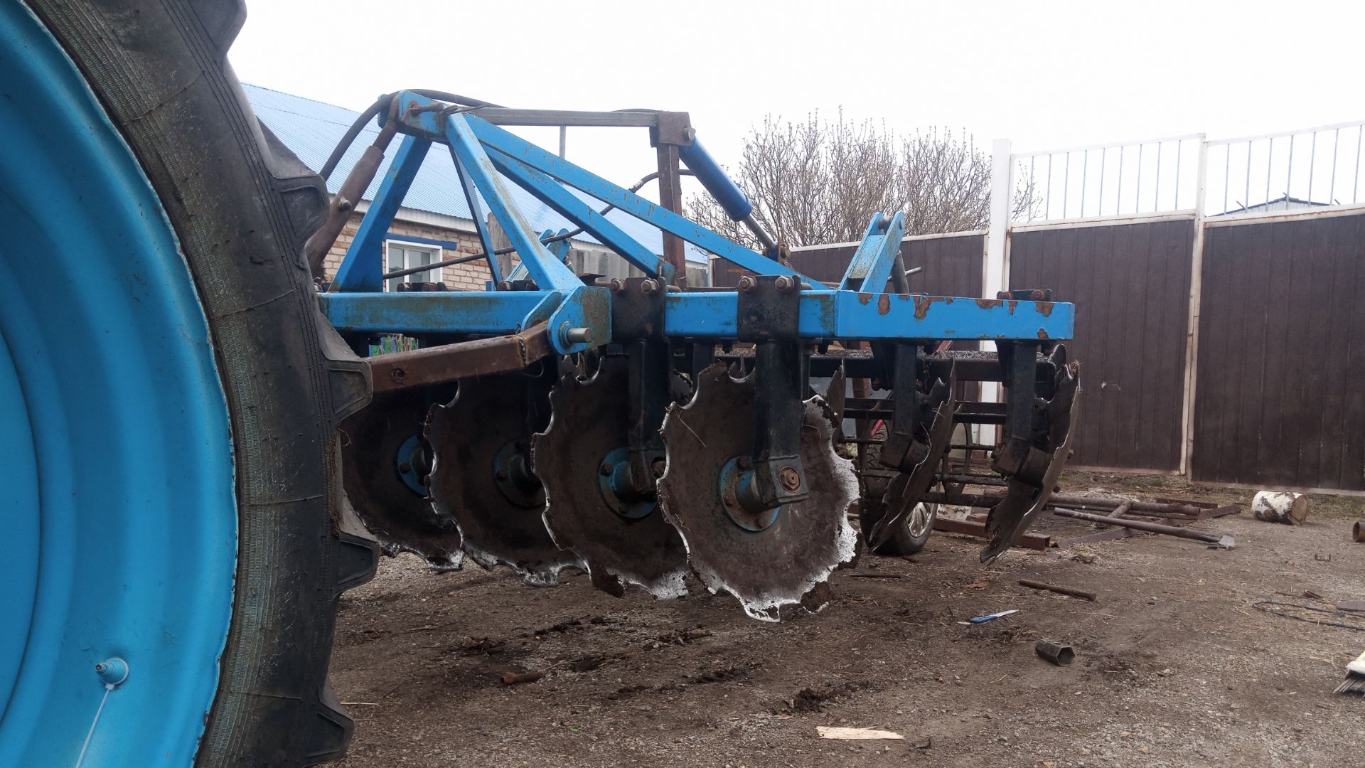 Бдф 2.4  сделал из навесного прицепной  МТЗ 