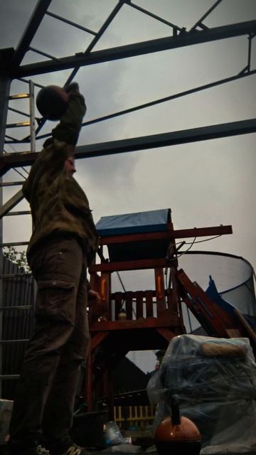 Я вышел качаться под дождь потому что НЕНАВИЖУ ОТМАЗКИ навес не достроен