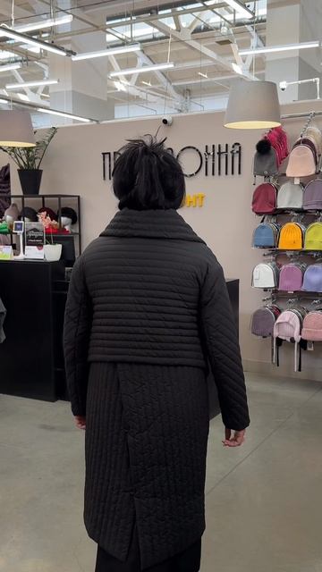 Демисезонная удлиненная куртка необычного кроя