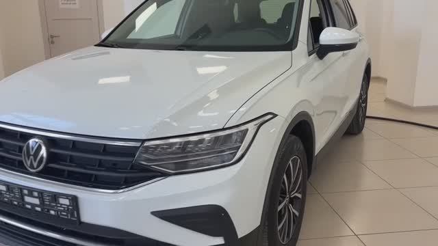 Автомобиль Volkswagen Tiguan в автосалоне Аврора в Симферополе 3824