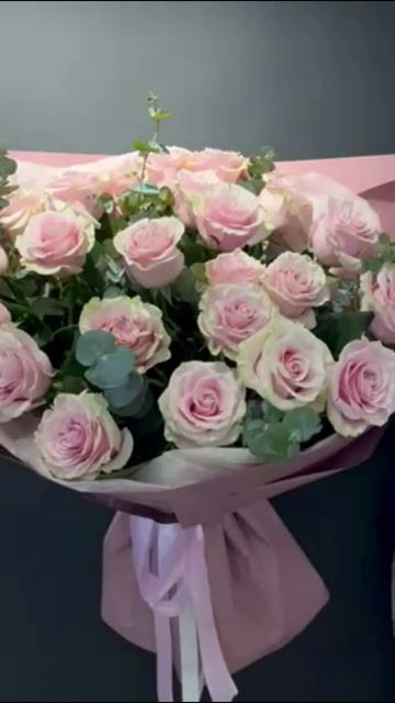 Букет нежных роз с эвкалиптом