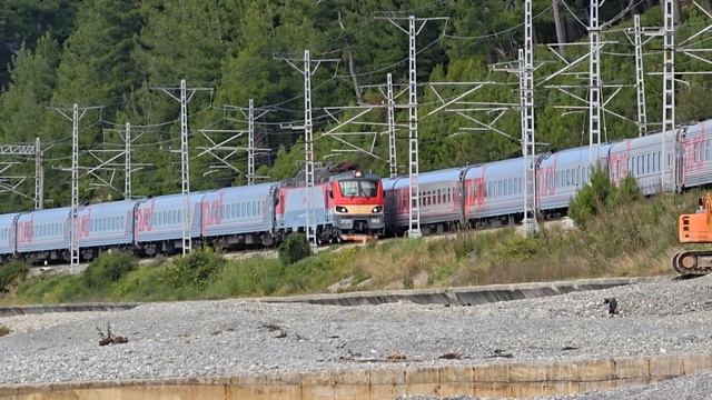 встреча пассажирских 2ЭС4К-069 с поездом 460 АдлерТамбов и ЭП20-063 с поездом 101 МоскваАдлер