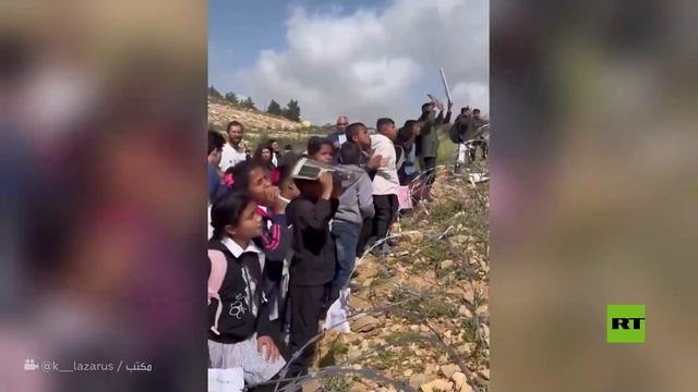أطفال فلسطينيون يحتجون أمام أسلاك شائكة نصبها مستوطنون مطالبين بالوصول إلى مدرستهم