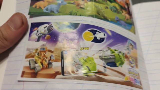 тетрадь где есть бумажки из   киндеров Джой.  и.    просто киндер