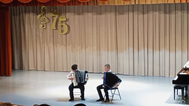 ИГРАЮТ НА АККАРДЕОНЕ