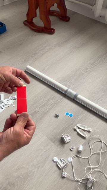 Как повесить рулонную штору?